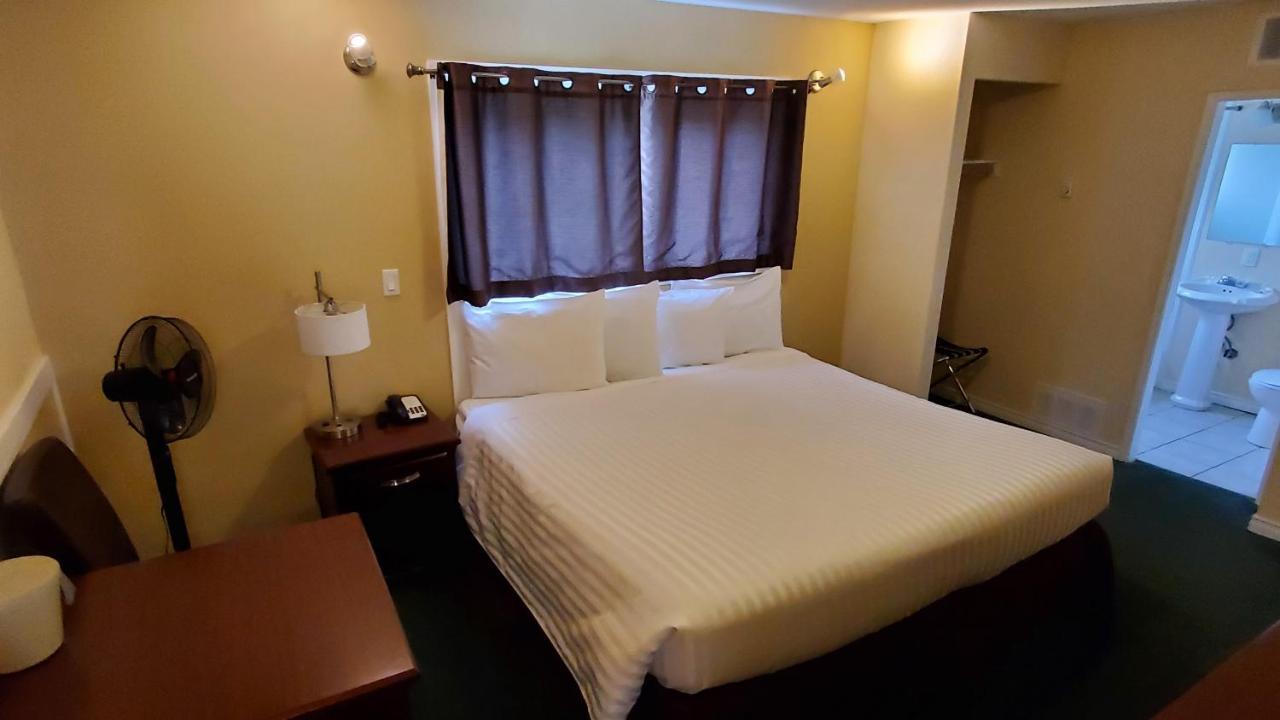 Comox Valley Inn & Suites กูร์เตอเนย์ ภายนอก รูปภาพ