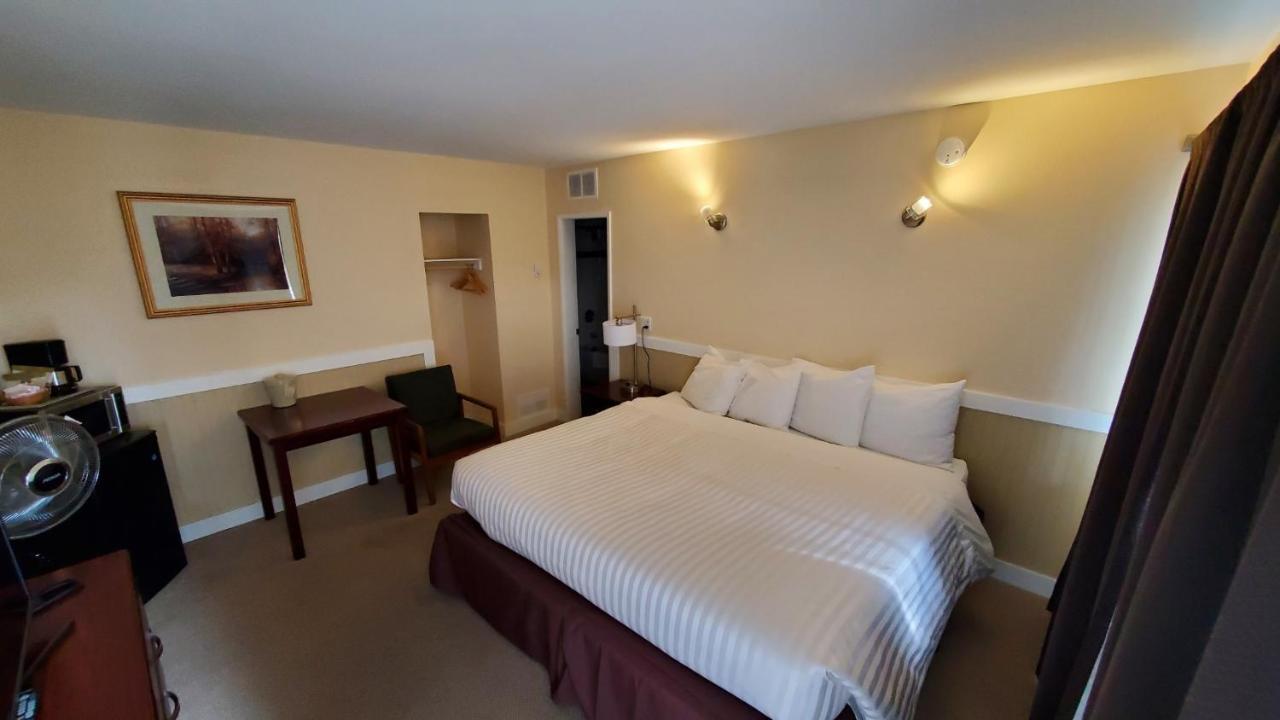 Comox Valley Inn & Suites กูร์เตอเนย์ ภายนอก รูปภาพ