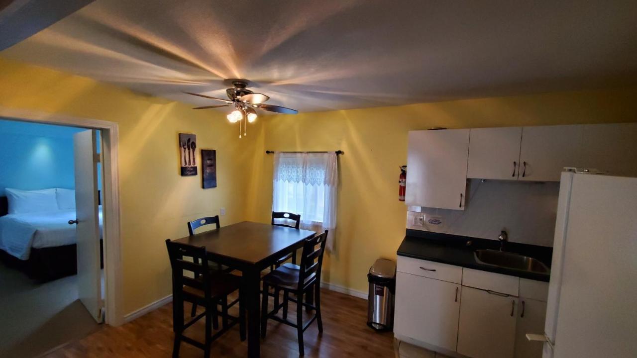 Comox Valley Inn & Suites กูร์เตอเนย์ ภายนอก รูปภาพ