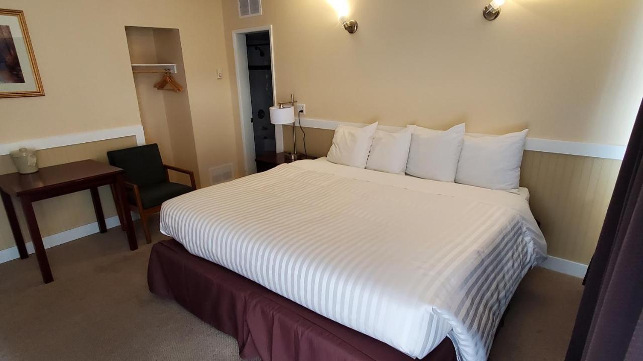 Comox Valley Inn & Suites กูร์เตอเนย์ ภายนอก รูปภาพ