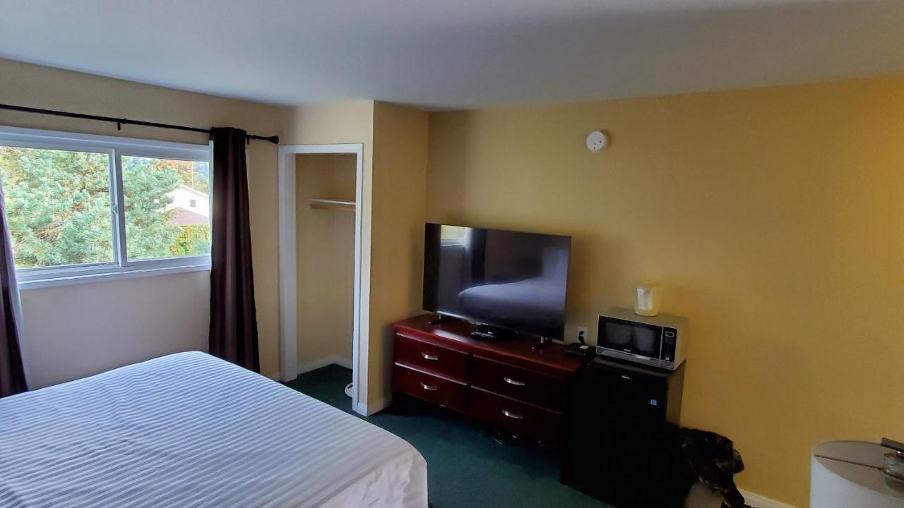 Comox Valley Inn & Suites กูร์เตอเนย์ ภายนอก รูปภาพ