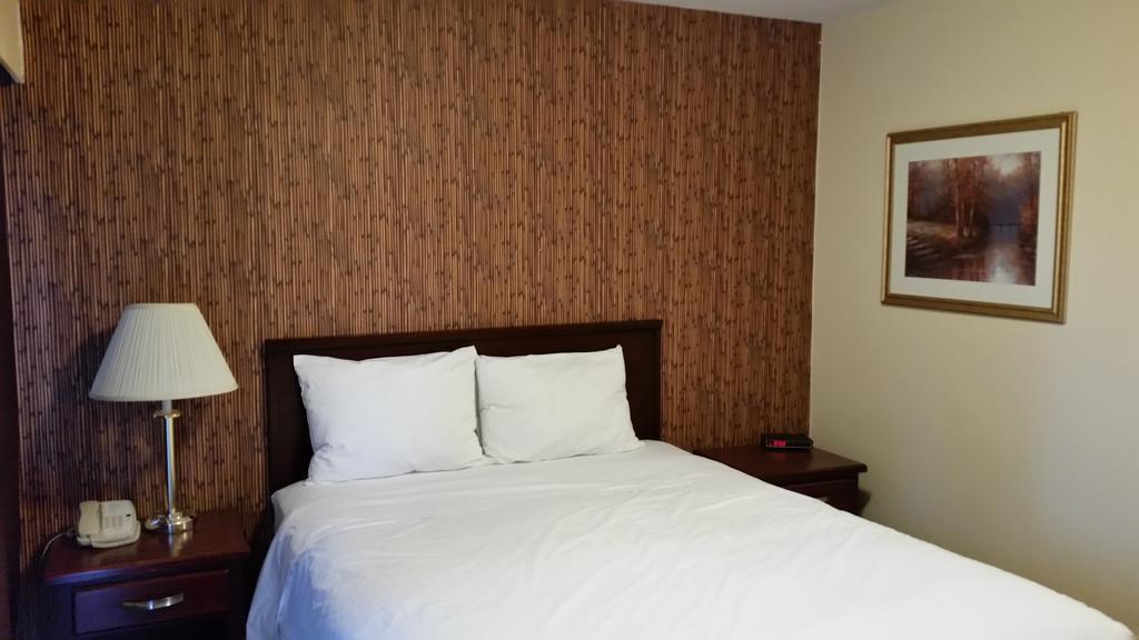 Comox Valley Inn & Suites กูร์เตอเนย์ ภายนอก รูปภาพ
