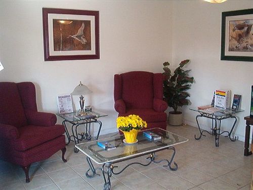 Comox Valley Inn & Suites กูร์เตอเนย์ ภายนอก รูปภาพ