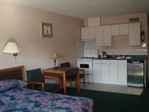 Comox Valley Inn & Suites กูร์เตอเนย์ ภายนอก รูปภาพ
