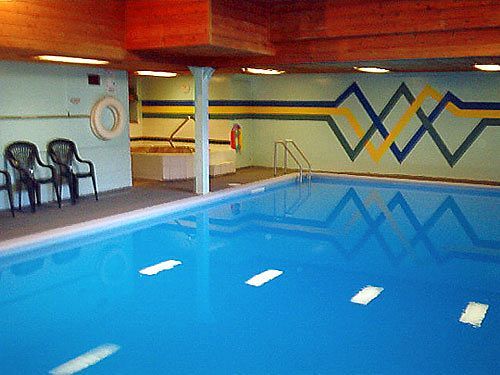 Comox Valley Inn & Suites กูร์เตอเนย์ ภายนอก รูปภาพ