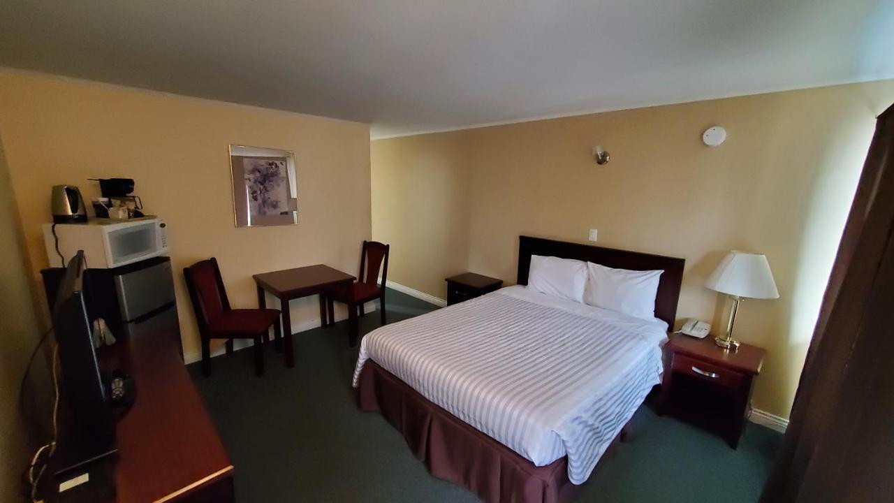 Comox Valley Inn & Suites กูร์เตอเนย์ ภายนอก รูปภาพ
